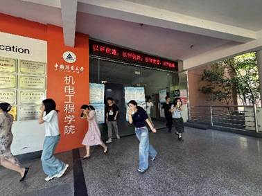 一群人在房间里 AI 生成的内容可能不正确。